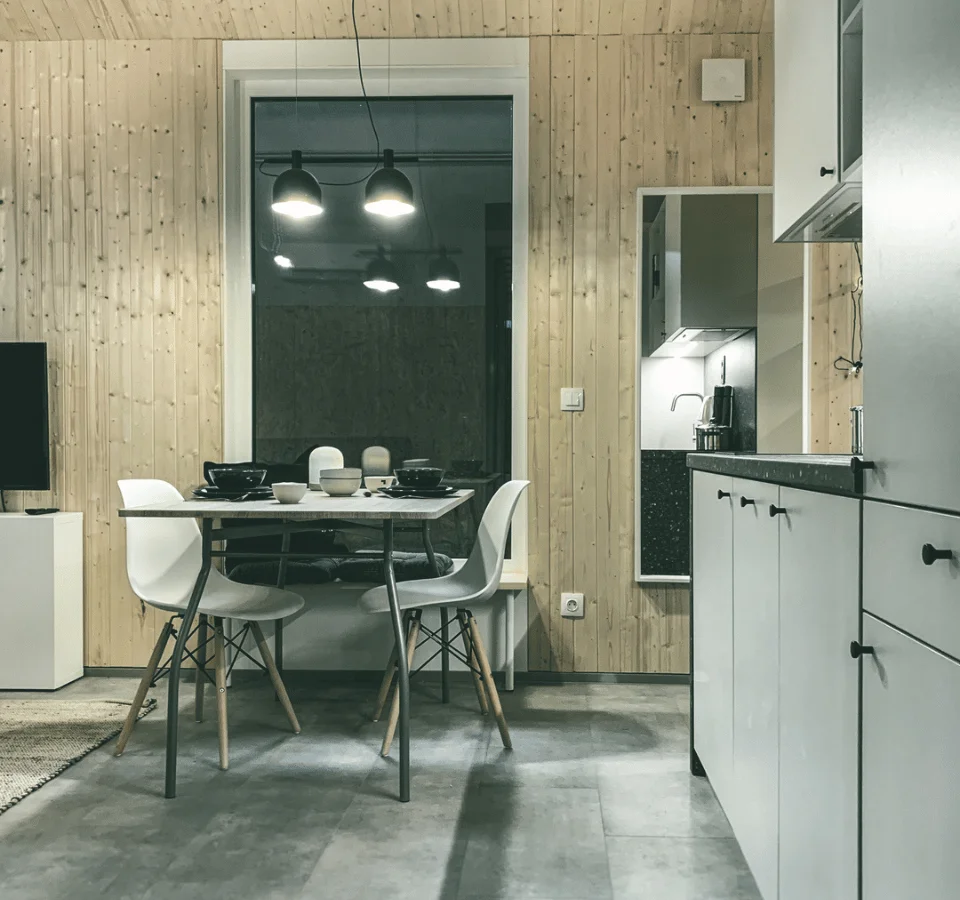 Tiny house keuken, groot raam, eettafel, witte meubels