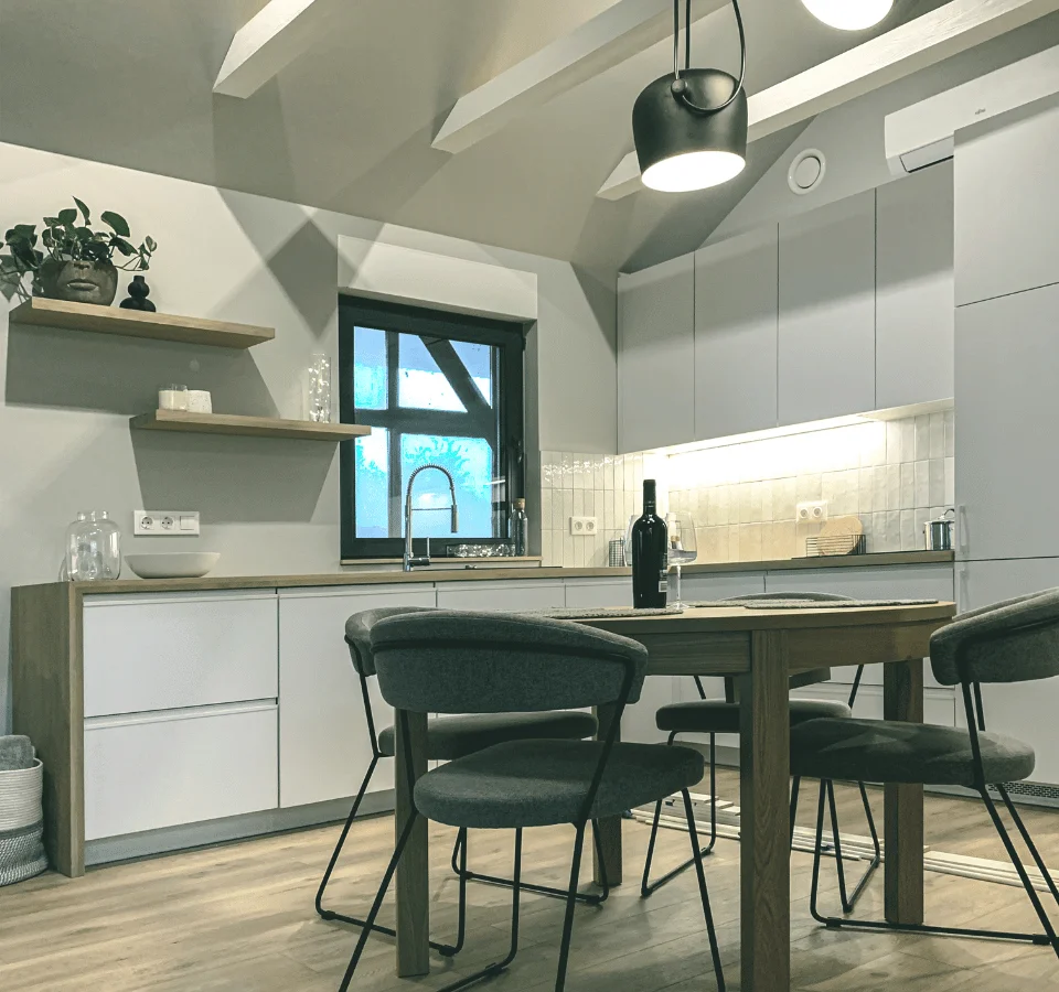 Tiny house stuga dining room, dining table, chairs, wine bottle
