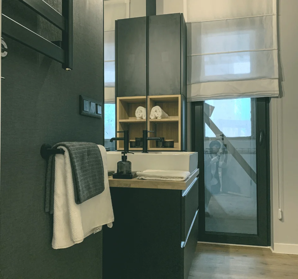 Tiny house stuga bathroom, towels, sink