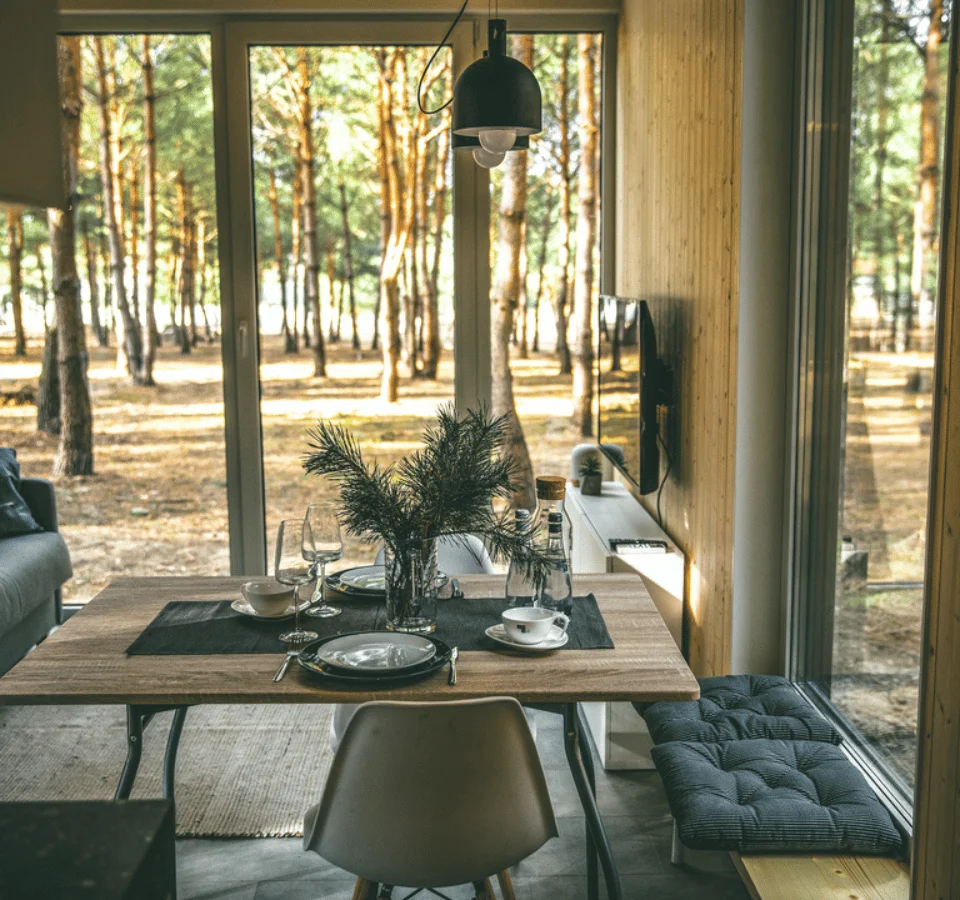 Tiny house eettafel met prachtig uitzicht op de bossen, grote ramen