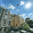 tiny-house-blog-3 tiny house levering met hijskraan, blauw lucht, zon