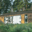 tiny-house-blog-4 tiny house buiten in. het groen, groot raam